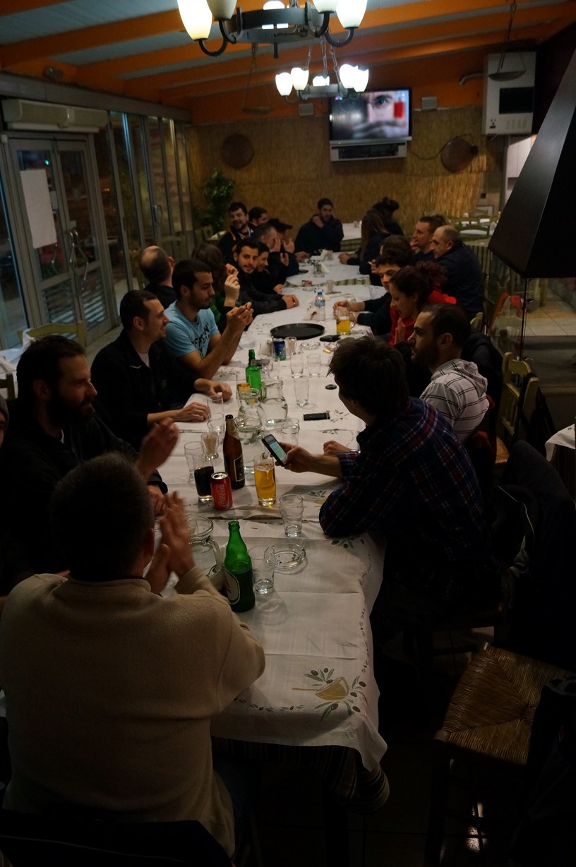 Φαγητό και μπύρες μετά τον αγώνα